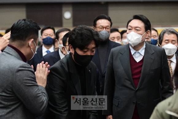 윤석열 국민의힘 대선 후보가 8일 서울 영등포구 공군호텔에서 열린 충북·충남도민회 주최 ‘국가균형발전 완성 결의대회’에 참석하고 있다.2021. 12. 8 김명국 선임기자 daunso@seoul.co.kr