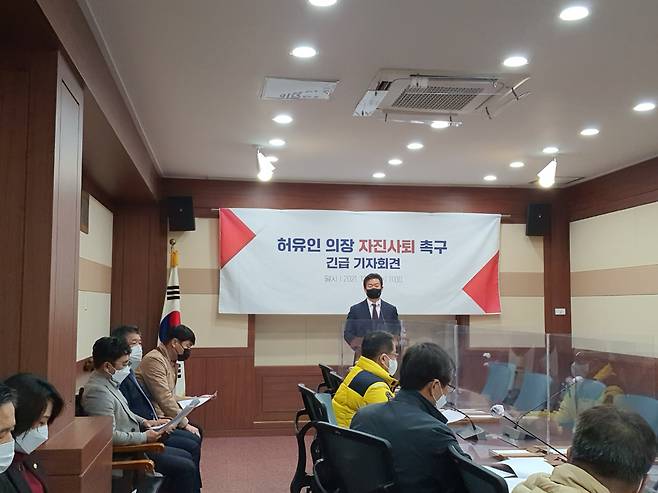 전직 시의장 출신의 김병권(향·매곡·삼산·중앙동) 의원이 기자회견을 열고 “허유인 시의장이 의회 민주주의 운영을 거부하고, 동료 의원들의 의정활동을 방해하고 있다”며 의장직 자진 사퇴을 촉구하고 있다. 기자회견장에는 동료 의원 12명이 함께 했다.