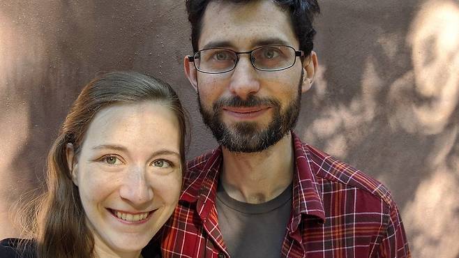 미국 보스턴에 사는 줄리아 와이즈와 제프 카우프먼은 둘의 수입 가운데 절반을 기부하고 있다. 줄리아 와이즈 제공영국 BBC 홈페이지 재인용