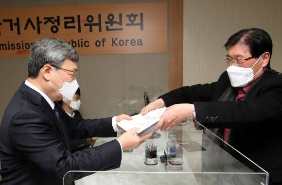 진실화해위 2기 공식 출범  - 정근식 진실·화해를 위한 과거사 정리위원회(진실화해위) 위원장이 10일 서울 중구 남산스퀘어빌딩에 위치한 진실화해위 민원실에서 진실규명 신청을 받고 있다. 이날부터 진실화해위 2기가 공식적으로 활동을 시작했다. 2020.12.10.연합뉴스