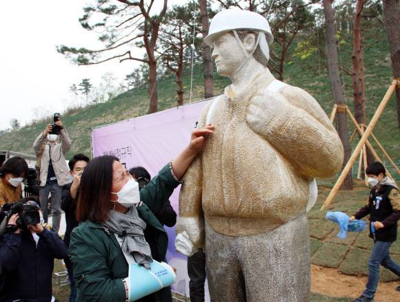 태안화력 정문 앞 故 김용균 조형물 제막식  - 세계 산재사망 노동자 추모의 날인 28일 충남 태안군 한국서부발전 태안화력발전소 정문 앞에서 열린 ‘고 김용균 노동자 추모조형물 제막식´에서 김미숙 김용균재단 대표가 아들의 모습을 본뜬 조형물을 만지며 눈물을 흘리고 있다.태안 연합뉴스