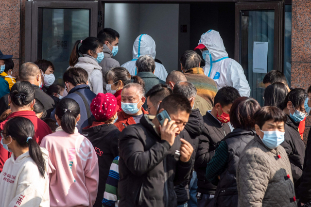 지난 7일 코로나19 전수검사를 기다리는 저장성 닝보 시민들이 검사소 앞에 줄을 서 있다. /AFP연합뉴스