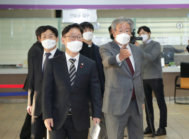 박범계 법무부 장관이 7일 오후 의왕시 서울구치소 민원실에서 열린 '희망커피1호점' 개업식에 최불암 제로캠프 이사장 및 관계자와 함께 참석하고 있다./연합뉴스