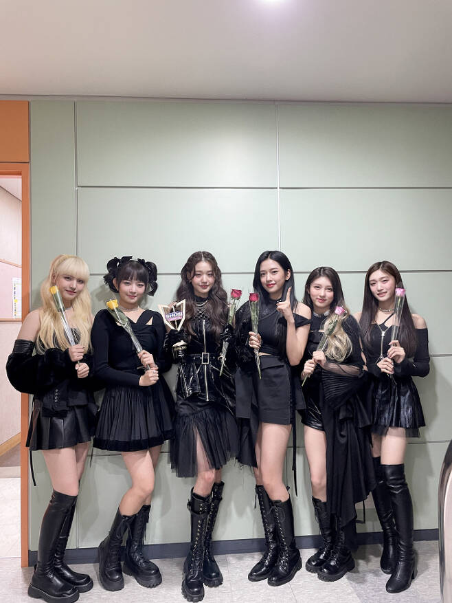 걸그룹 ‘아이브’ 데뷔곡 ‘ELEVEN’ 가요 순위 프로그램 1등 기념 사진. 스타쉽엔터테인먼트