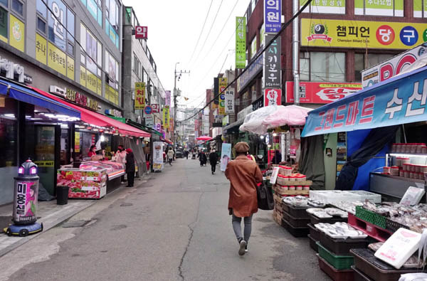 골목이 자연히 시장이 된 골목시장이 많다.