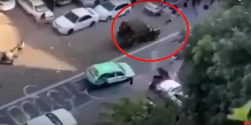 군경 차량(빨간 원)이 시위대를 치기 직전의 모습.  [유튜브 Burmese Media 캡처. 재판매 및 DB 금지]