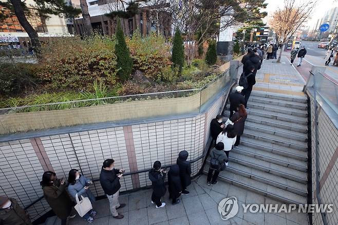 확진 7천 명대, 길게 늘어선 코로나19 검사 대기 줄 (서울=연합뉴스) 황광모 기자 = 8일 오전 서울 송파구 송파보건소 신종 코로나바이러스 감염증(코로나19) 선별진료소 앞 지하도에 시민들이 검사를 받기 위해 서 있다.
    중대본 회의에서 김부겸 국무총리는 "8일 코로나19 신규 확진이 7천 명을 넘어섰다"라고 밝혀 팬데믹 이후 최다 확진자를 기록할 것으로 보인다. 2021.12.8 hkmpooh@yna.co.kr