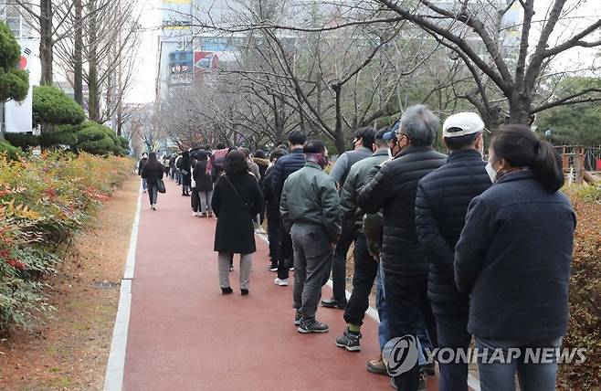 다시 길어진 코로나19 검사 대기 줄 [연합뉴스 자료사진]