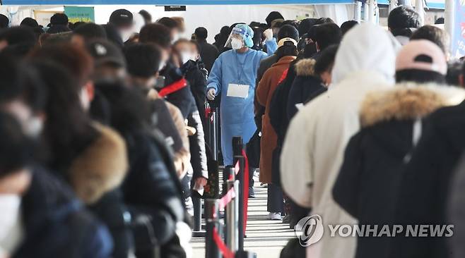 붐비는 코로나19 선별검사소 6일 오전 경기도 안산시 단원보건소 임시선별검사소가 신종 코로나바이러스 감염증(코로나19) 검사를 받으려는 시민들로 붐비고 있다. [연합뉴스 자료사진. 재판매 및 DB 금지]