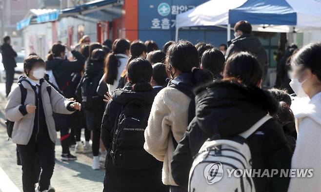 책가방 메고 코로나19 검사 (함안=연합뉴스) 김동민 기자 = 학생 등 시민이 8일 오전 경남 함안군 함안군보건소 선별진료소에서 신종 코로나바이러스 감염증(코로나19) 검사를 위해 줄을 서 있다. 2021.12.8 image@yna.co.kr