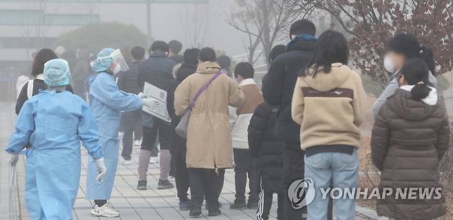 안갯속에 선별진료소 찾은 시민들 (세종=연합뉴스) 김주형 기자 = 코로나19 신규확진자가 7천 명이 넘었다는 소식과 짙은 안개까지 낀 8일 오전 세종시청 내 선별진료소를 찾은 시민들이 검사를 받기 위해 길게 줄지어 있다. 2021.12.8 kjhpress@yna.co.kr