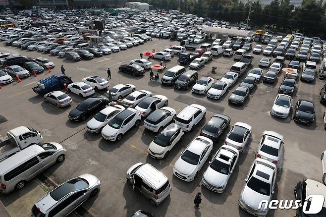 서울시내 한 중고차시장에 판매를 위한 중고차들이 주차돼 있다. /뉴스1 © News1 조태형 기자