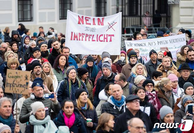 14일(현지시간) 오스트리아 수도 빈에서 백신 접종에 반대하는 시위가 벌어지고 있다. 2021.11.14 © AFP=뉴스1