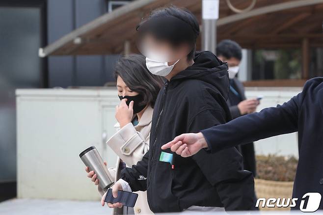 대규모 환불사태를 일으킨 머니포인트의 운영사 머지플러스 권남희 대표(왼쪽)와 그의 동생 권보군 최고운영책임자가 영장실질심사를 받기 위해 9일 오후 서울 양천구 남부지법으로 출석하고 있다. 2021.12.9/뉴스1 © News1 성동훈 기자