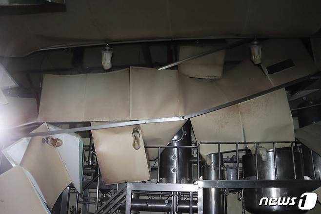 충남 금산군 추부면 신평리 한 인삼 관련 제조공장에서 폭발과 함께 불이 났다.(금산소방서 제공)© 뉴스1