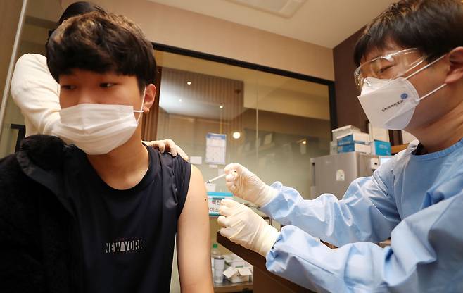 지난 10월 18일 충북 청주시 흥덕구 가경동 소재 이비인후과에서 한 학생이 백신 접종을 하고 있다. /연합뉴스