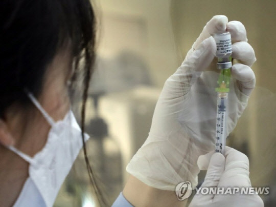의료진이 코로나19 백신을 준비하고 있다. 연합뉴스