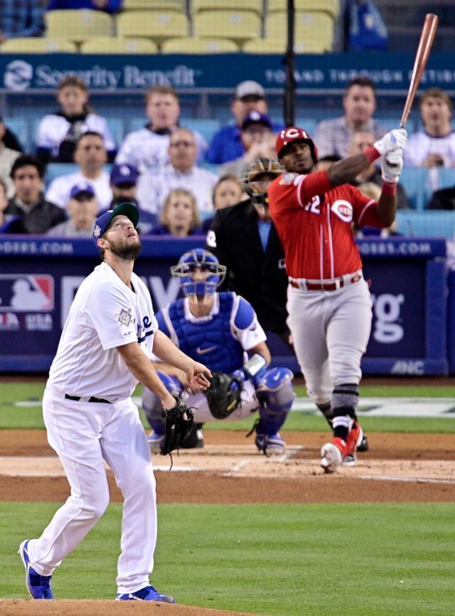 2019년 4월 신시내티 시절의 야시엘 푸이그가 LA다저스의 클레이튼 커쇼를 상대로 홈런을 치고 있다. AP 연합뉴스