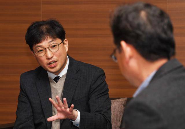 경찰개혁 전문가인 양홍석 변호사가 6일 한국일보 인터뷰에서 최근 잇따라 발생한 경찰 부실대응 사건의 문제점을 설명하고 있다, 양 변호사는 "부실한 현장대응 매뉴얼이 부실대응을 부른다"면서 "보다 구체적인 매뉴얼에 따른 교육훈련을 강화해야 한다"고 지적했다. 고영권 기자