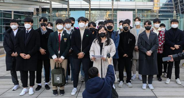 김정선 변호사가 8일 서울 서초구 서울행정법원에서 열린 2022학년도 대학수학능력시험 과학탐구영역 생명과학Ⅱ 출제오류 관련 집행정지 신청 심문기일을 마치고 입장을 밝히고 있다. 뉴시스