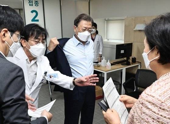 문재인 대통령 내외는 지난 10월 가까운 종로보건소 대신 국립중앙의료원(NMC)을 찾아 코로나 부스터샷을 맞았다. 왼쪽 흰 가운이 정기현 원장. [사진 청와대]