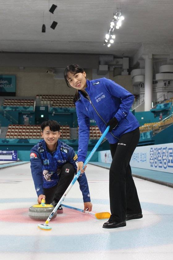 이기정(왼쪽)-김민지는 대표선발전 탈락 후 믹스더블로 뭉쳐 태극마크를 달았다. 박린 기자