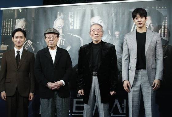 (서울=뉴스1) 권현진 기자 = 배우 전박찬(왼쪽부터), 신구, 오영수, 이상윤이 8일 오후 서울 종로구 예스24스테이지에서 열린 연극 ‘라스트 세션’의 기자간담회에 참석해 포즈를 취하고 있다. ‘라스트 세션’은 영국과 독일과의 전면전을 선포하며 제2차 세계대전에 돌압한 1939년 9월3일을 배경으로 지그문트 프로이트와 C.S.루이스가 직접 만나 논쟁을 벌인다는 상상에 기반한 2인극이다. 2021.12.8/뉴스1