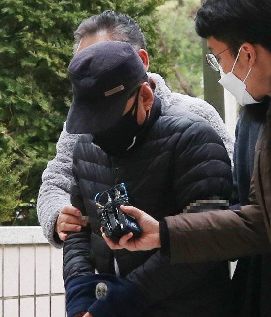 등굣길 초등학생을 치어 숨지게 한 혐의를 받는 60대 화물차 기사 A씨가 9일 오후 구속 전 피의자 심문(영장실질심사)을 받기 위해 인천시 미추홀구 인천지방법원으로 들어서고 있다. 연합뉴스