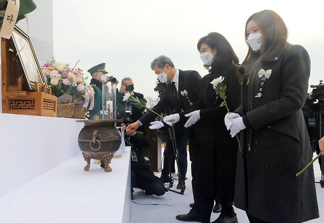 고인의 아들 노재헌 동아시아문화센터 이사장과 딸 노소영 아트센터 나비 관장 등 유족들이 헌화하고 있다. 우상조 기자
