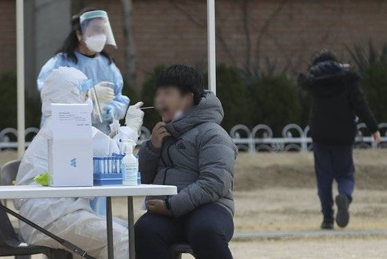 지난 8일 울산 중구 한 초등학교 운동장에 마련된 임시 선별진료소에서 3·5·6학년 학생과 교직원을 대상으로 신종 코로나바이러스 감염증(코로나19) 전수검사가 이뤄지고 있다. 뉴스1 (사진은 기사 내용과 무관한 자료사진)