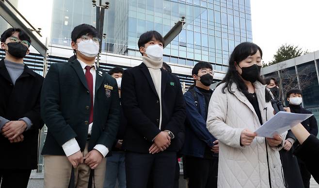 출제오류 논란이 불거진 수능 생명과학Ⅱ 문항을 둘러싼 첫 법정 공방이 열린 8일 오후 한국교육과정평가원을 상대로 집행정지를 신청한 수험생과 소송대리인들이 서울 서초구 서울행정법원에서 열린 심문이 끝난 뒤 법정에서 나와 기자회견을 하고 있다.|연합뉴스