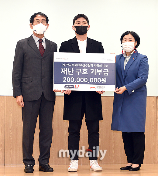 선수협 장동철 사무총장, LG 오지환, 김정희 희망브리지 사무총장(왼쪽부터)