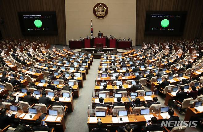 [서울=뉴시스] 전신 기자 = 9일 오후 서울 여의도 국회에서 열린 본회의에서 한국토지주택공사(LH) 사태 방지법인 범죄수익은닉의 규제 및 처벌에 관한 법률 개정안이 가결 처리되고 있다. (공동취재사진) 2021.12.09. photo@newsis.com
