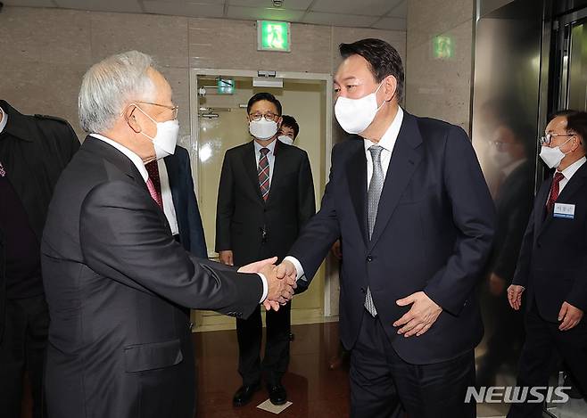 [서울=뉴시스] 국회사진기자단 = 윤석열 국민의힘 대선 후보가 9일 서울 마포구 경총회관에서 열린 한국경영자총협회 간담회에 참석하며 손경식 회장과 인사하고 있다. 2021.12.09. photo@newsis.com
