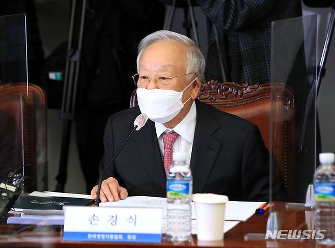 [서울=뉴시스] 국회사진기자단 = 9일 서울 마포구 경총회관에서 열린 윤석열 국민의힘 대선 후보 초청 한국경영자총협회 간담회에서 손경식 회장이 인사말하고 있다. 2021.12.09. photo@newsis.com