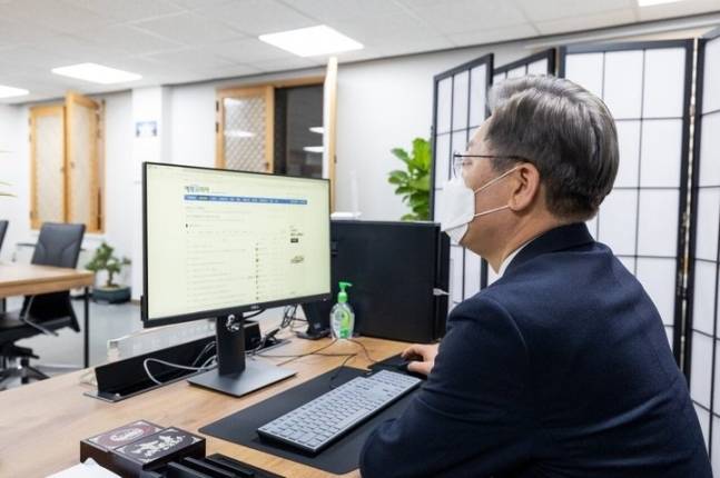 더불어민주당 이재명 대선 후보가 온라인 커뮤니티&nbsp;‘에펨코리아’를 살펴보고 있는 모습. 에펨코리아 캡처