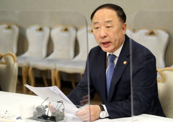 홍남기 경제부총리 겸 기획재정부 장관이 8일 서울 종로구 정부서울청사에서 열린 ‘제34차 부동산시장 점검 관계장관회의’를 주재하며 발언하고 있다.연합뉴스