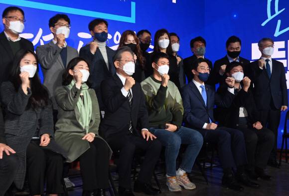 ‘젊은피’ 혁신위원들과 파이팅 - 이재명(앞줄 왼쪽 세 번째) 더불어민주당 대선후보가 9일 서울 마포구 가온스테이지에서 열린 정당혁신추진위원회 출범식에 참석해 파이팅을 외치고 있다.정연호 기자 tpgod@seoul.co.kr