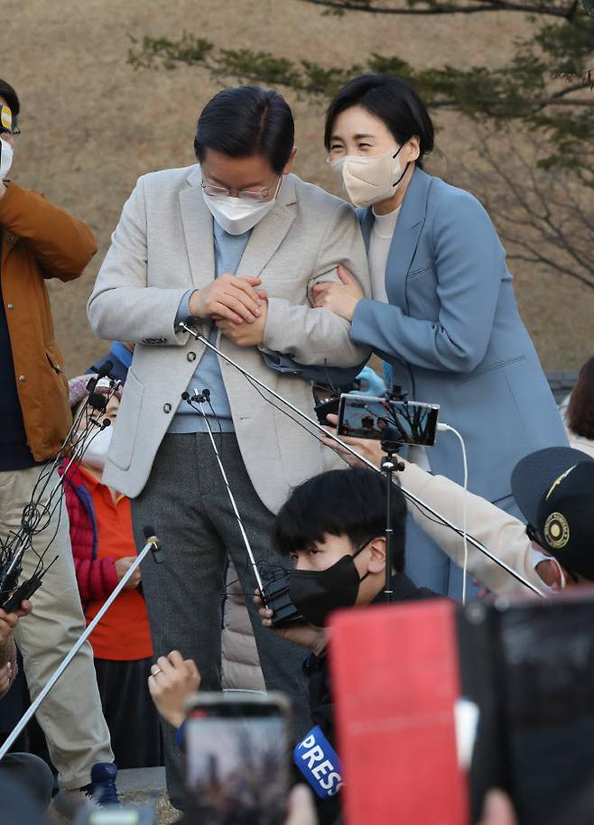 연단에 오른 이재명 대선후보 내외. 사진=연합뉴스