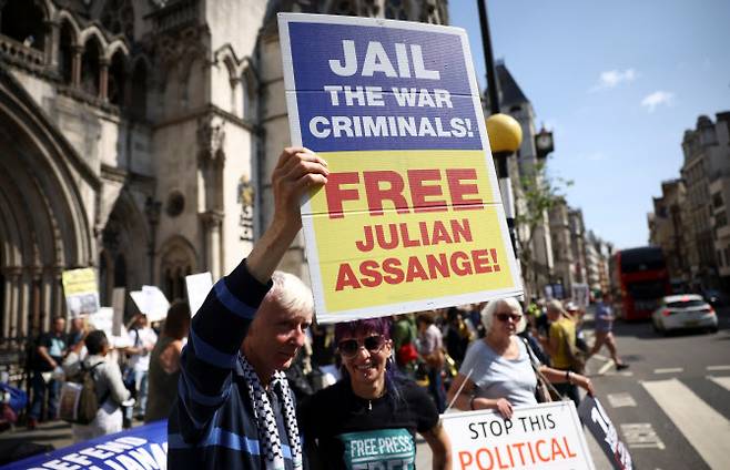 폭로 전문 사이트 ‘위키리크스’의 설립자 줄리언 어산지의 지지자들이 그의 미국 송환 여부를 심리하는 영국 런던 고등법원 주변에서 시위를 벌이고 있다. (사진=로이터/연합뉴스)