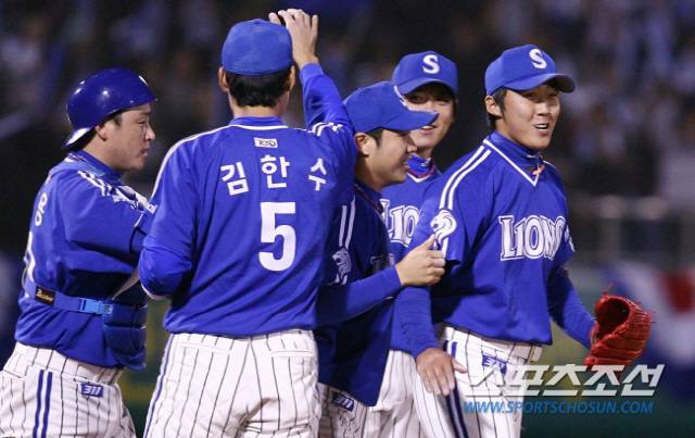 SK 와이번스와 삼성 라이온즈의 2018 KBO 리그 경기가 7일 인천 SK행복드림구장에서 열렸다. 1회초 삼성 구자욱이 우중간 담장을 넘어가는 솔로홈런을 날렸다. 홈인하며 김한수 감독과 기쁨을 나누는 구자욱.
인천=허상욱 기자 wook@sportschosun.com/2018.08.07/