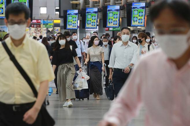 지난 9월 일본 도쿄의 한 기차역에서 마스크를 쓴 시민들이 걷고 있다. /연합뉴스