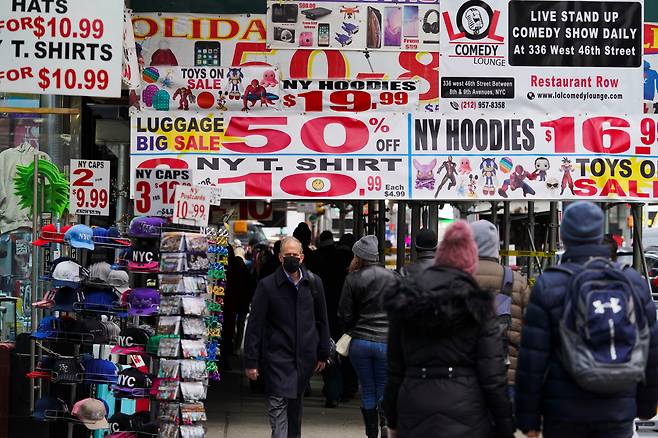 미국 뉴욕 타임스퀘어 근처 상점가를 시민들이 걸어가고 있다. /신화통신 연합뉴스