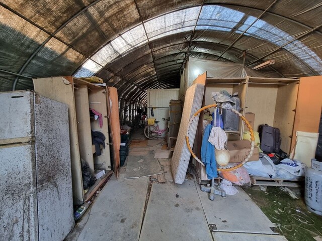 이주노동자 7명이 생활하는 경기 북부의 비닐하우스 숙소. 내부에는 망가진 가구와 고장난 가전 등 폐기물이 이주노동자들의 짐과 뒤섞여 잔뜩 쌓여 있다. 박강수 기자