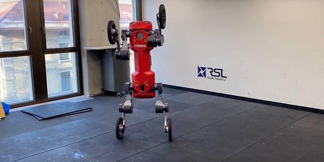 스위스-마일 로봇의 두 발로 서는 기능은 짐을 부릴 때 유용하다. ETH Zurich 제공