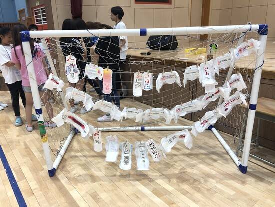 <예민함을 가르칩니다>(공저)를 펴낸 김수진 초등교사가 생리대를 활용한 ‘몸 교육-생리 탐구 프로젝트’ 수업을 진행한 뒤 학생들과 함께 만든 결과물. 몸 교육의 핵심은 학생들이 2차 성징의 차이를 인지하되 성차별로 이어지지 않도록 인권 교육을 겸하는 것이다. 김수진 교사 제공