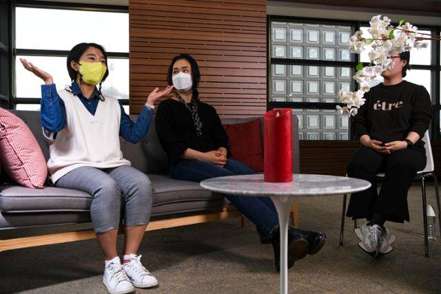 이수연(맨 왼쪽)ㆍ윤다미(가운데)ㆍ김지예씨는 혼인신고서의 4번 문항에 할 말이 많았다. 뜬금없는 순서에 의미를 명확히 알 수 없도록 적힌 조항이 가진 막강한 힘을 잘 아는 사람은 드물다. 한지은 인턴기자