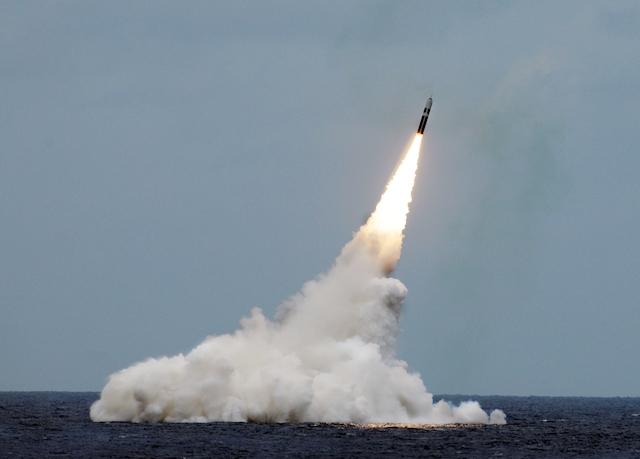 2016년 8월 미국 해군의 오하이오급 핵추진 전략잠수함인 메릴랜드함(SSBN 738)이 플로리다 해안에서 트라이던트-Ⅱ형 잠수함발사탄도미사일(SLBM)을 쏘고 있다. 미 해군 홈페이지 캡처