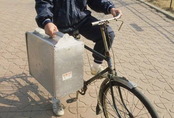 요리사를 때려 치우고 복싱 인생을 시작했다. 체육관에서 점심은 늘 짬뽕이었다. 한 그릇을 먹으면 두끼가 해결되는 기특한 요리가 짬뽕이라는 사실을 그 때 알았다. 중앙포토