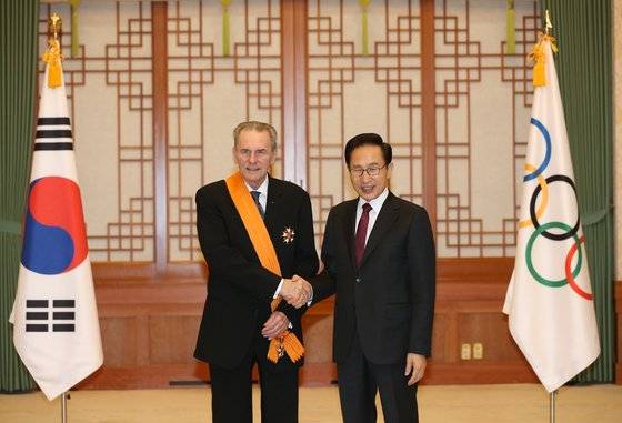 이명박 당시 대통령이 2011년 청와대에서 로게 IOC 위원장에게 체육훈장 청룡장(1등급)을 수여한 직후. 이전 대통령도 올림픽 최고 훈장을 받았다. [청와대사진기자단]